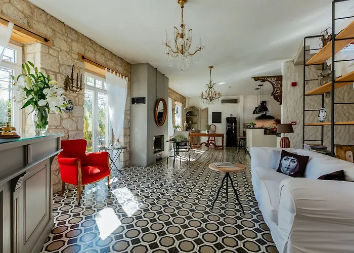 Casa Bella +12 מלון